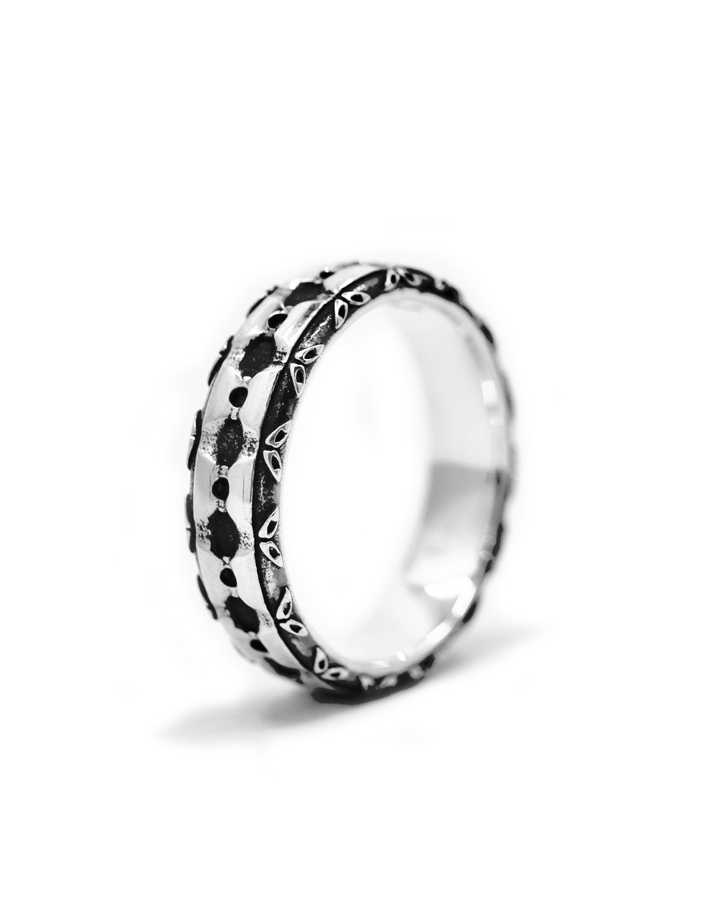 Akute Ornate Rivet Ring