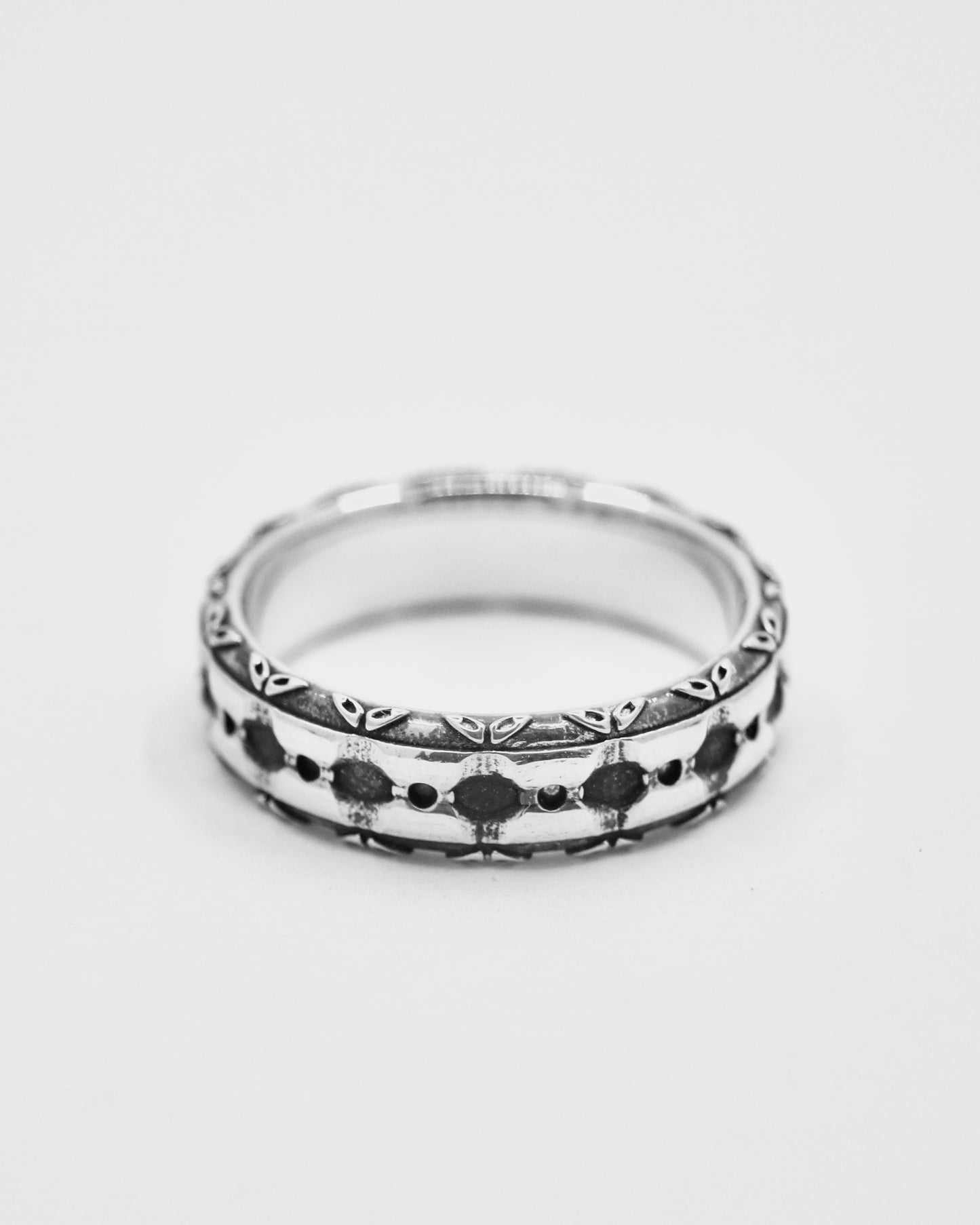 Akute Ornate Rivet Ring