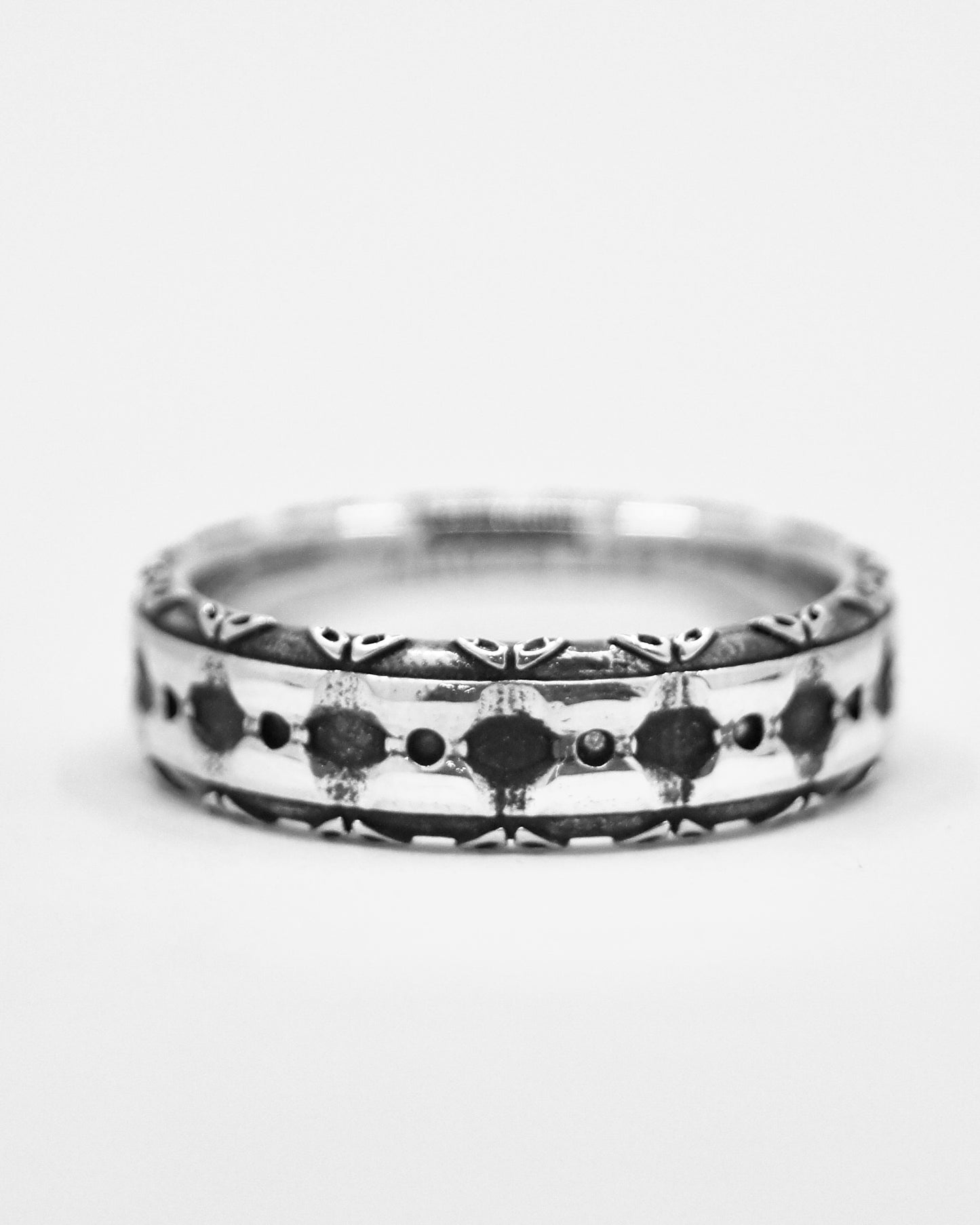 Akute Ornate Rivet Ring