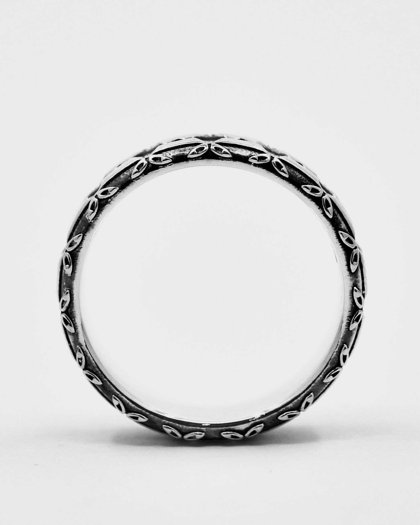 Akute Ornate Rivet Ring