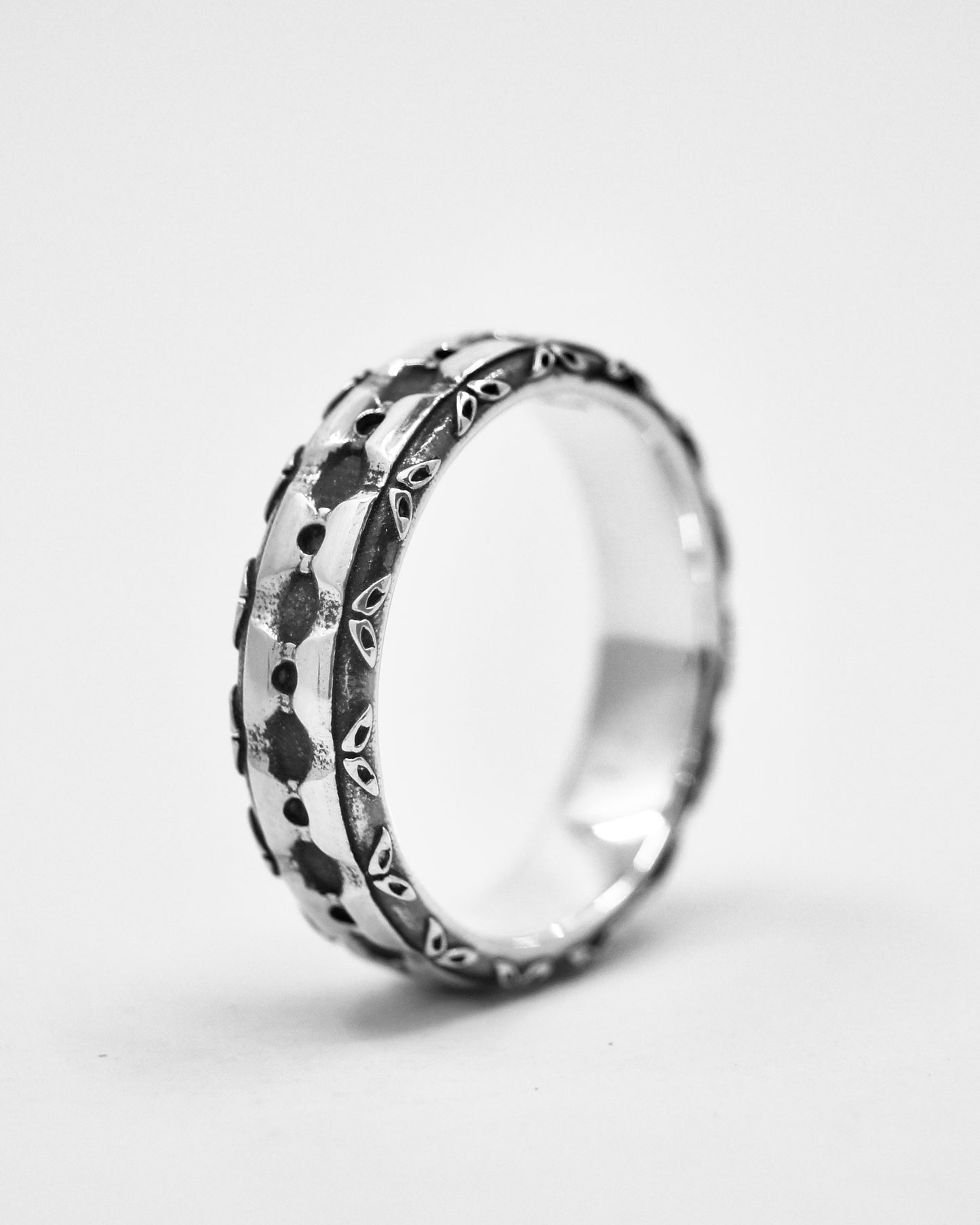 Akute Ornate Rivet Ring