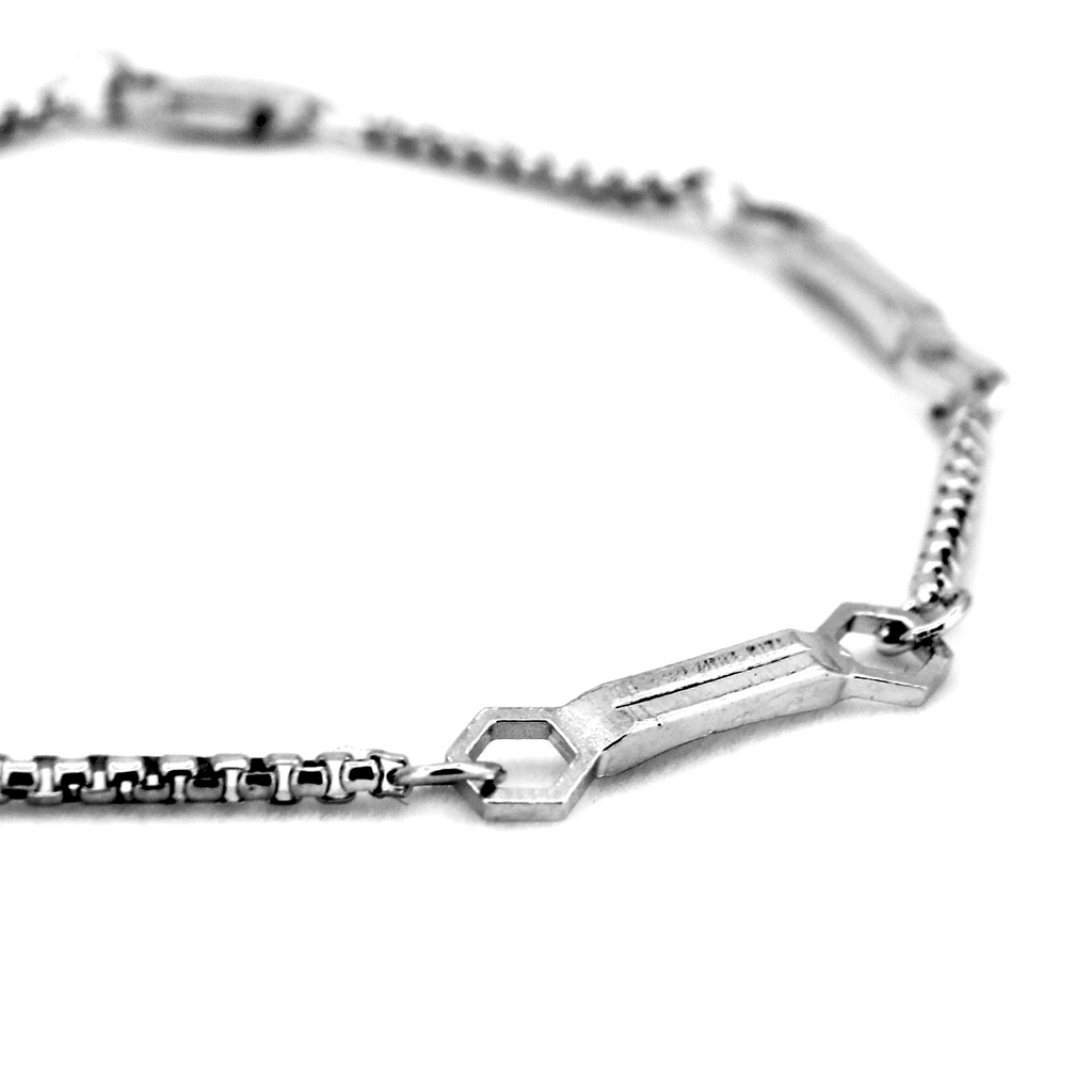 La Clé  Bracelet - 4 Step Motif on August Chain